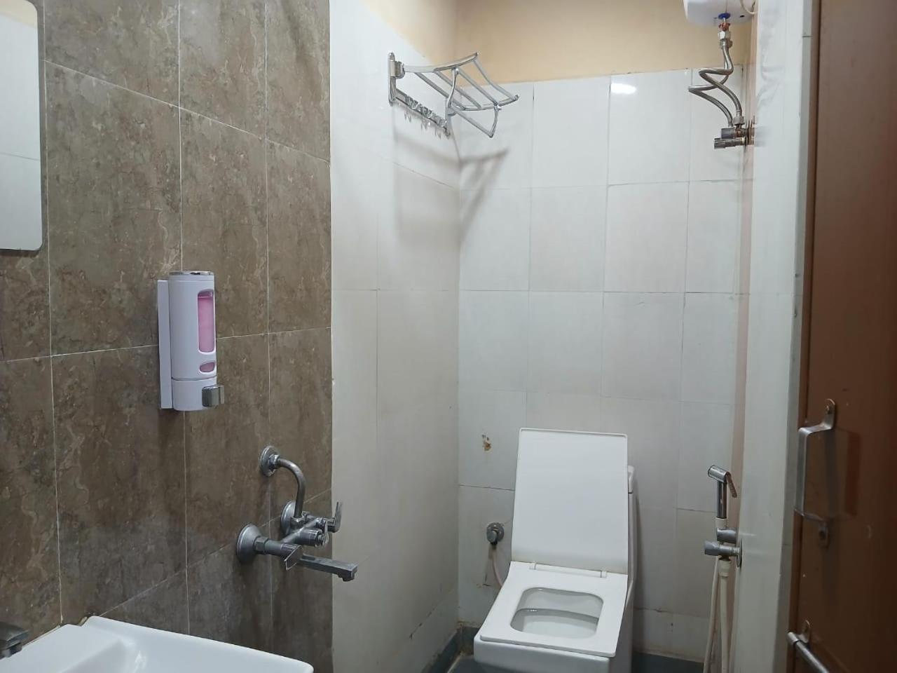 Blossoms Room Holiday Inn- Lakdikapul Hyderabad Ngoại thất bức ảnh