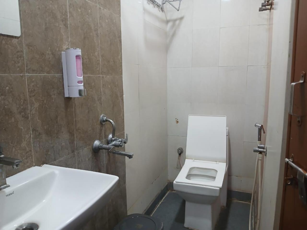 Blossoms Room Holiday Inn- Lakdikapul Hyderabad Ngoại thất bức ảnh